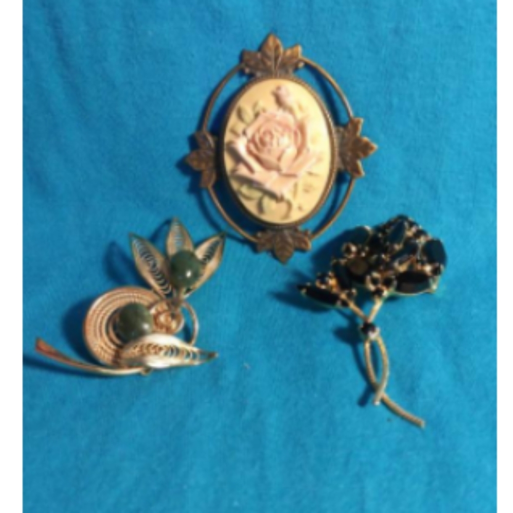 Unique vintage brooches 3, very good condition.